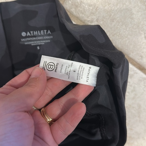 Athleta Salutation Black Gray Camo Jogger Pants S Joggers Leggings - Picture 4 of 7